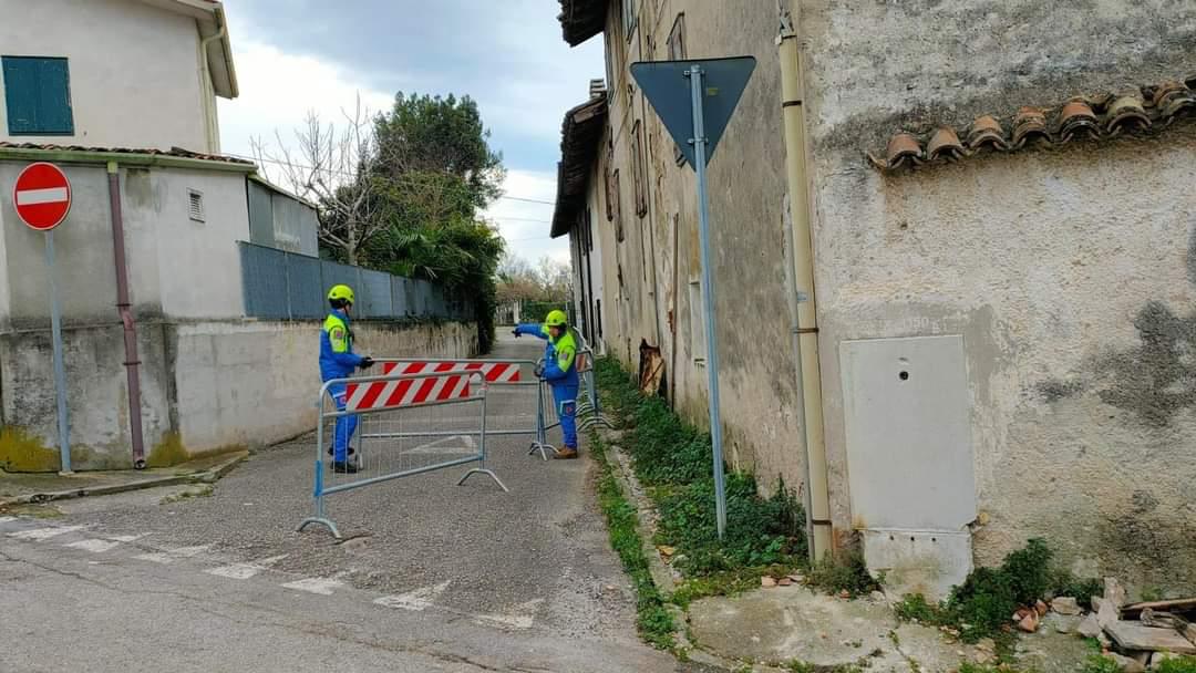 Immagine per Ronchi, cadono coppi da un tetto a Vermegliano: area transennata